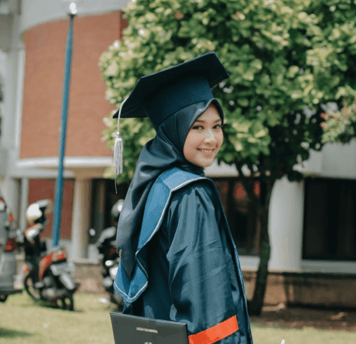 FOTO WISUDA DAERAH MATRAMAN JAKARTA TIMUR RUANG ZAKI STUDIO SOLUSINYA