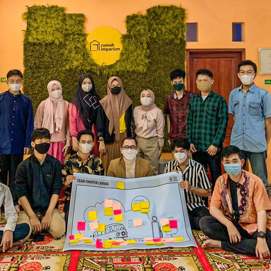 BUSINESS LAW BINUS BANTU ANAK YATIM PIATU KARENA COVID-19 MELALUI PROYEK INISIATIF BINUS