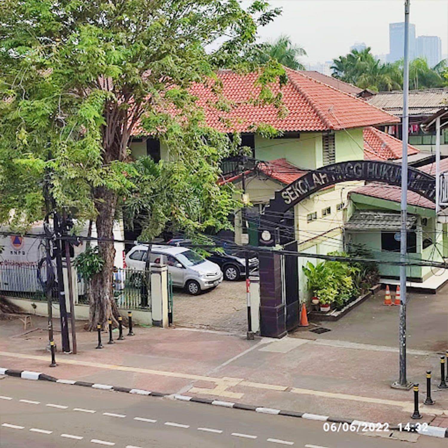 KOS HOTEL MURAH DAN MODERN DEKAT SEKOLAH TINGGI HUKUM MILITER